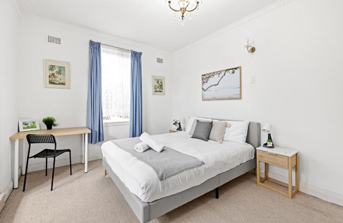 Maroubra South House | Rustic Queen Room - Seconds to Stores & Eateries - Shared Bathroom