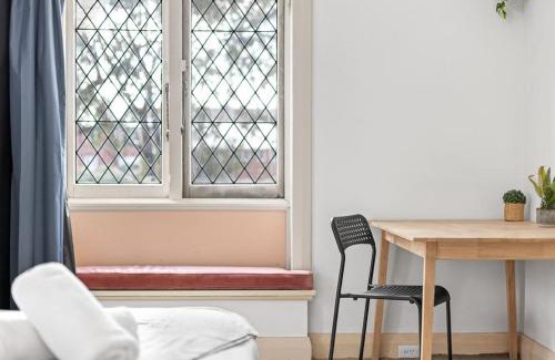 Maroubra South House | Rustic Queen Room - Seconds to Stores & Eateries - Shared Bathroom