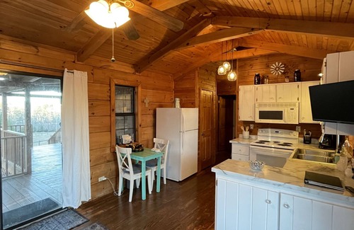 Landrum Cabin | Rustic Refuge- Cabin with Mountain Views see also VRBO #3942030 on Mount Carmeln