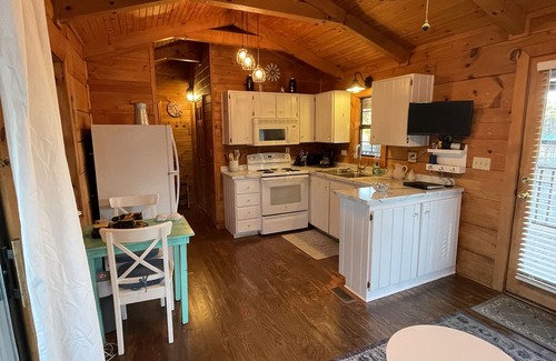 Landrum Cabin | Rustic Refuge- Cabin with Mountain Views see also VRBO #3942030 on Mount Carmeln