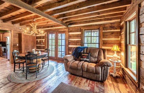 Talking Rock Cabin | Rustic Remote Romantic Log Cabin Getaway with Hot tub! 4 wheel drive recommended