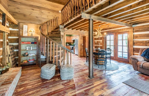 Talking Rock Cabin | Rustic Remote Romantic Log Cabin Getaway with Hot tub! 4 wheel drive recommended