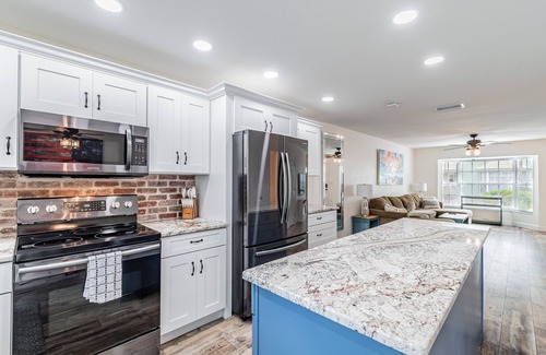 Courier City - Oscawana Condo | ★RUSTIC RESERVE★ Walk to Hyde Park, SOHO, Bayshore