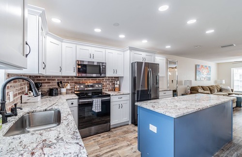 Courier City - Oscawana Condo | ★RUSTIC RESERVE★ Walk to Hyde Park, SOHO, Bayshore