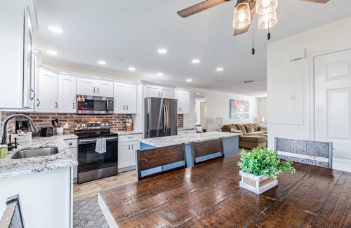 Courier City - Oscawana Condo | ★RUSTIC RESERVE★ Walk to Hyde Park, SOHO, Bayshore