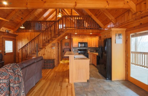 Gatlinburg - Pigeon Forge Cabin | Rustic Retreat 2 BD/1 BA cabin near Pigeon Forge