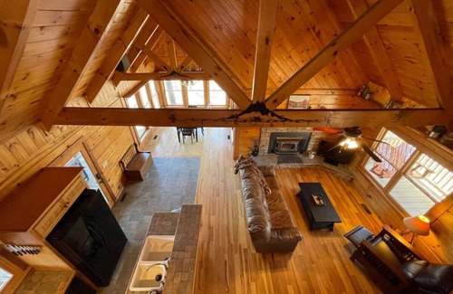 Gatlinburg - Pigeon Forge Cabin | Rustic Retreat 2 BD/1 BA cabin near Pigeon Forge