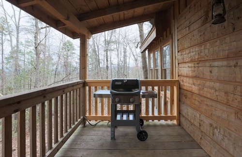 Gatlinburg - Pigeon Forge Cabin | Rustic Retreat 2 BD/1 BA cabin near Pigeon Forge
