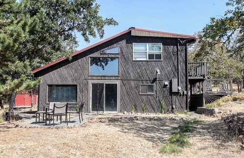 Mosier House | Rustic Retreat - 3 Bedrooms, 3 Bathrooms - Beautiful Cabin on 5 Acres of Land