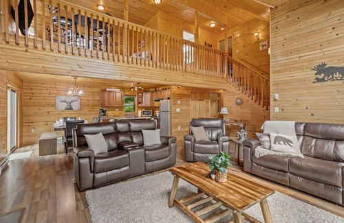 Mount Pocahontas House | Rustic Retreat - Fire-pit, Hot-Tub and more!
