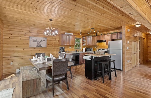 Mount Pocahontas House | Rustic Retreat - Fire-pit, Hot-Tub and more!