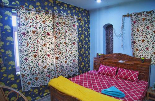 Srinagar House | Rustic Retreat Homestay Family Suite Garden View Mountain View Room