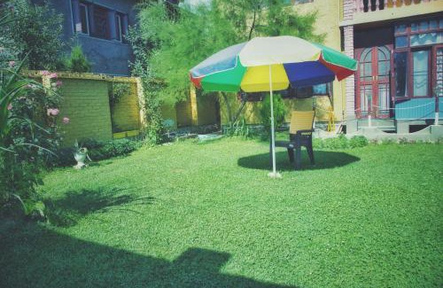 Srinagar House | Rustic Retreat Homestay Family Suite Garden View Mountain View Room