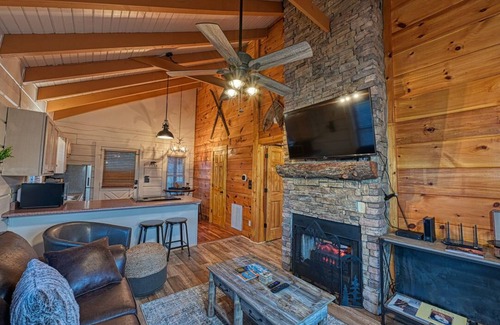 Gatlinburg - Pigeon Forge Cabin | Rustic Retreat in the Smokies
