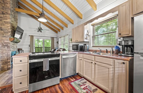 Gatlinburg - Pigeon Forge Cabin | Rustic Retreat in the Smokies