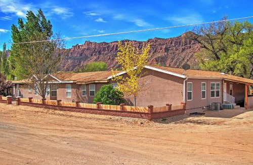 Moab South Valley House | Rustic Retreat Moab Townhome with Grill and Fire Pit