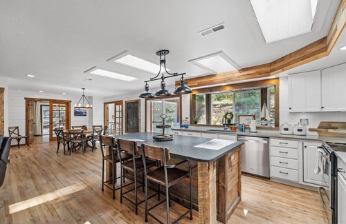 McCall House | Rustic Retreat - Near downtown, parks & hospital - Hot tub - 5 bd