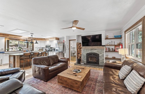 McCall House | Rustic Retreat - Near downtown, parks & hospital - Hot tub - 5 bd