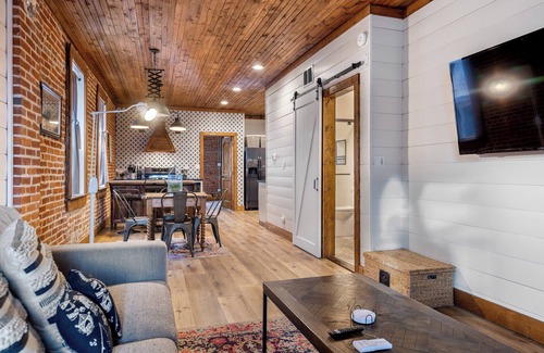 The Hill Apartment | Rustic Retreat on The Hill by StayLage