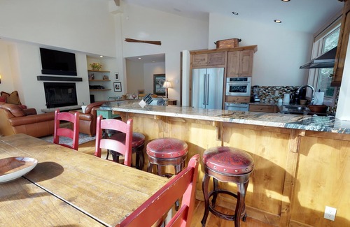 Vail Condo | Rustic Retreat: Stunning Views & Grand Hyatt Amenities