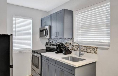 Poinciana Park Apartment | Rustic Retreats Beachy 1BR for 4 guests in the heart of Fort Lauderdale