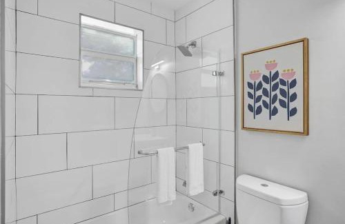 Poinciana Park Apartment | Rustic Retreats Beachy 1BR for 4 guests in the heart of Fort Lauderdale