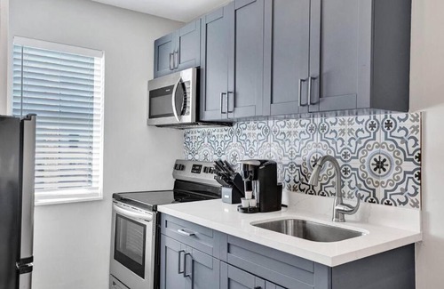 Poinciana Park Apartment | Rustic Retreats Beachy 1BR for 4 guests in the heart of Fort Lauderdale
