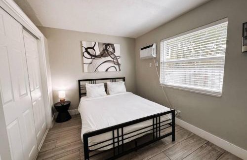 Poinciana Park Apartment | Rustic Retreats Cozy 1BR For 4 Guests Minutes From Las Olas