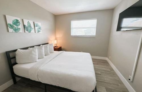 Poinciana Park Apartment | Rustic Retreats Cozy 2BR for 6 guests minutes from Las Olas