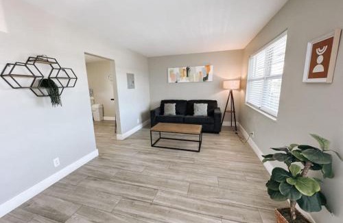 Poinciana Park Apartment | Rustic Retreats Cozy 2BR for 6 guests minutes from Las Olas
