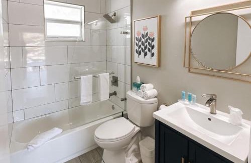 Poinciana Park Apartment | Rustic Retreats Cozy 2BR for 6 guests minutes from Las Olas