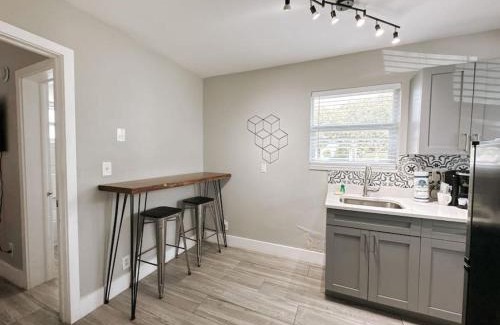 Poinciana Park Apartment | Rustic Retreats Cozy 1BR for 4 guests minutes from Las Olas