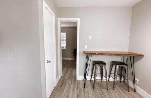 Poinciana Park Apartment | Rustic Retreats Cozy 1BR for 4 guests minutes from Las Olas