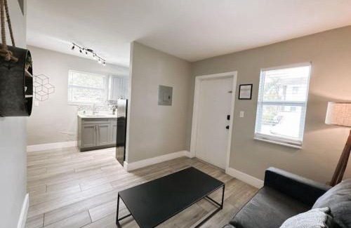 Poinciana Park Apartment | Rustic Retreats Cozy 1BR for 4 guests minutes from Las Olas