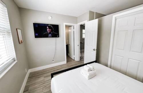 Poinciana Park Apartment | Rustic Retreats Cozy 1BR for 4 guests minutes from Las Olas