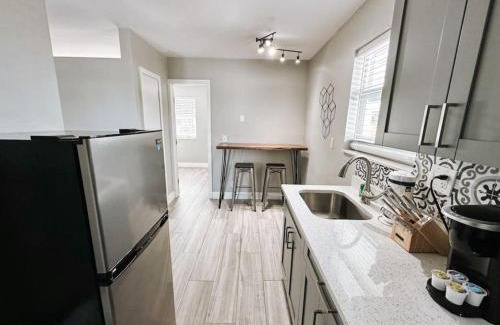Poinciana Park Apartment | Rustic Retreats Cozy 1BR for 4 guests minutes from Las Olas