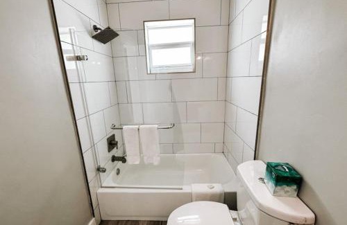 Poinciana Park Apartment | Rustic Retreats Cozy 1BR for 4 guests minutes from Las Olas