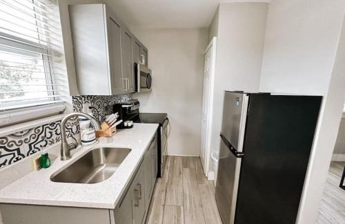 Poinciana Park Apartment | Rustic Retreats Cozy 1BR for 4 guests minutes from Las Olas