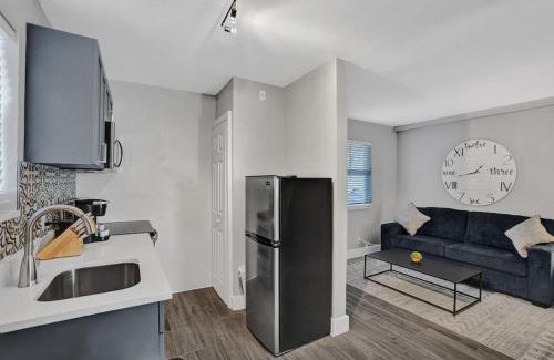 Poinciana Park Apartment | Rustic Retreats Cozy 1BR For 4 Guests In The Heart Of Fort Lauderdale