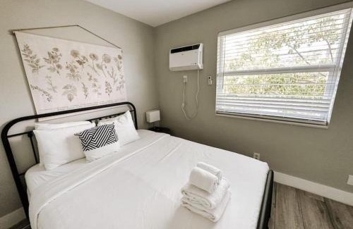 Poinciana Park Apartment | Rustic Retreats Cozy 1BR for 4 guests minutes from Las Olas