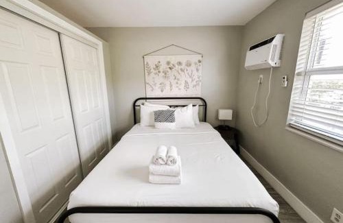 Poinciana Park Apartment | Rustic Retreats Cozy 1BR for 4 guests minutes from Las Olas