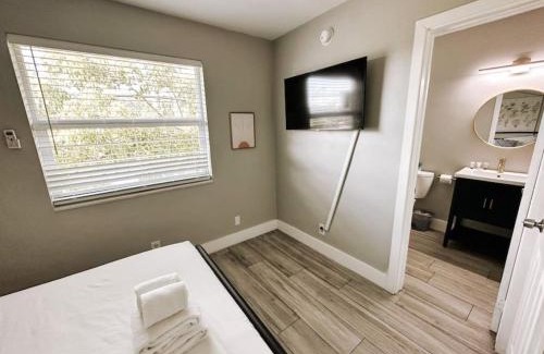 Poinciana Park Apartment | Rustic Retreats Cozy 1BR for 4 guests minutes from Las Olas