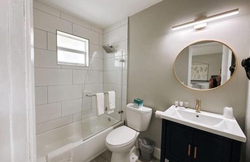 Poinciana Park Apartment | Rustic Retreats Cozy 1BR for 4 guests minutes from Las Olas