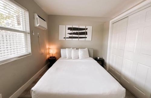 Poinciana Park Apartment | Rustic Retreats Cozy 1BR For 4 Guests Minutes From Las Olas