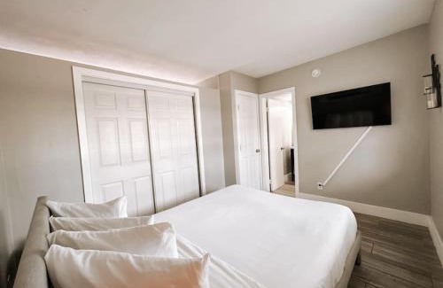 Poinciana Park Apartment | Rustic Retreats Cozy 1BR For 4 Guests Minutes From Las Olas