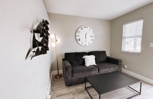 Poinciana Park Apartment | Rustic Retreats Cozy 1BR For 4 Guests Minutes From Las Olas