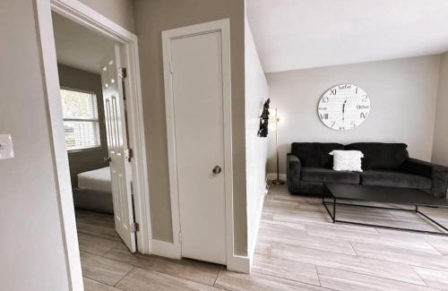 Poinciana Park Apartment | Rustic Retreats Cozy 1BR For 4 Guests Minutes From Las Olas