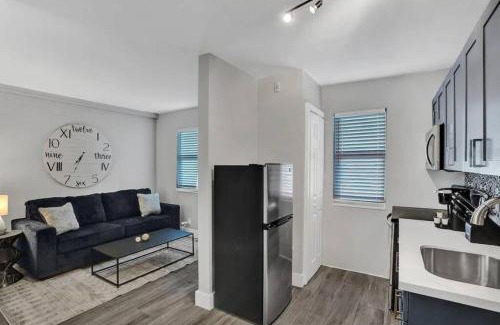 Poinciana Park Apartment | Rustic Retreats Modern 1BR For 4 Guests Minutes From Las Olas