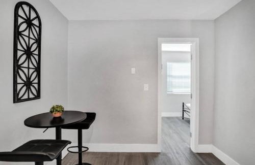 Poinciana Park Apartment | Rustic Retreats Modern 1BR For 4 Guests Minutes From Las Olas