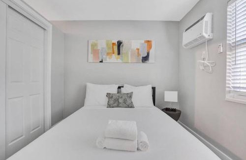 Poinciana Park Apartment | Rustic Retreats Modern 1BR for 4 guests in the heart of Fort Lauderdale